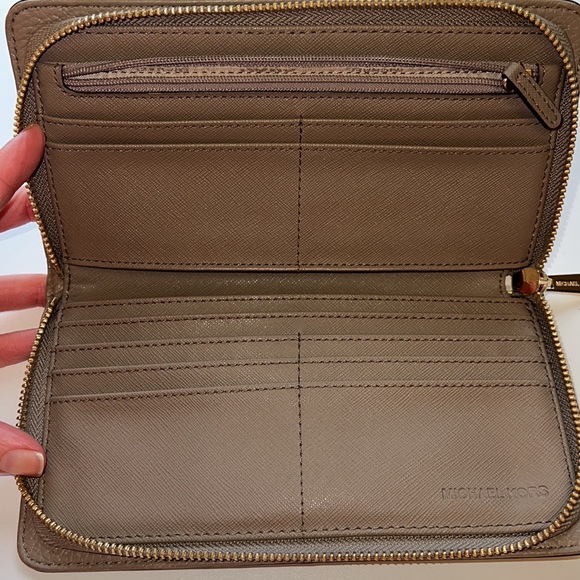 Michael Kors pebbled leather taupe brown zip around wallet gold lock hardware - Picture 5 of 8